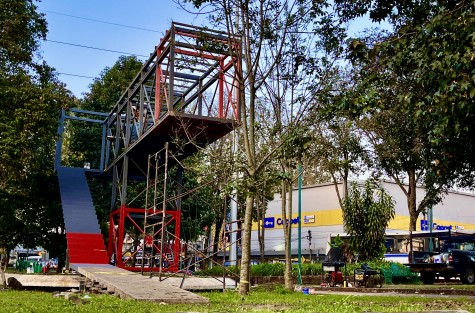 La estructura metálica que se encuentra en la avenida Xalapa, que en administraciones municipales pasadas en conjunto con colectivos de búsqueda de desaparecidos como Monumento a Desaparecidos, está siendo retomado por la administración actual y se espera quede listo a inicios de 2023. 