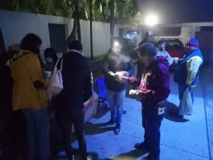 Integrantes del grupo de Jóvenes Altruistas, de Tlapacoyan, Ver., por sus propios medios, llevaron la Nochebuena, un poco de calor y alimentos a familiares de pacientes del Hospital General de esa ciudad, así como calles y terminal de autobuses. 