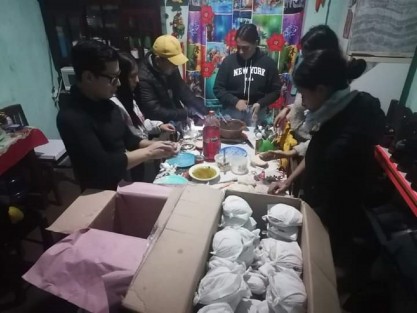 Integrantes del grupo de Jóvenes Altruistas, de Tlapacoyan, Ver., por sus propios medios, llevaron la Nochebuena, un poco de calor y alimentos a familiares de pacientes del Hospital General de esa ciudad, así como calles y terminal de autobuses. 