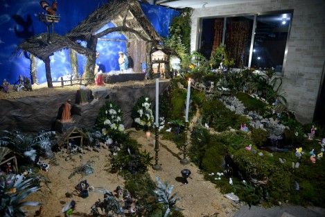 En toda una tradición se han convertido las velaciones del niño dios en el municipio de Mihuatlan. Con nacimientos cada vez más elaborados ,las familias de las niñas elegidas se esfuerzan para que los visitantes se lleven una buena impresión. 