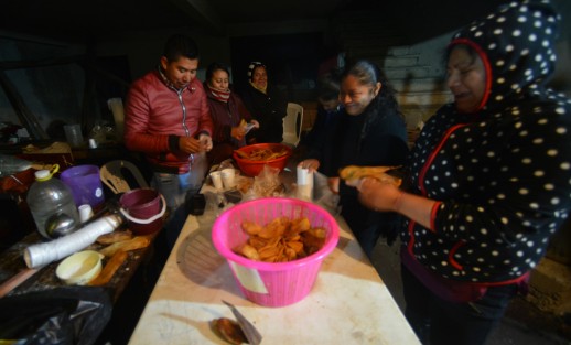 Tamales, buñuelos, te, café y hasta aguinaldos son repartidos entre los visitantes a los nacimientos.
