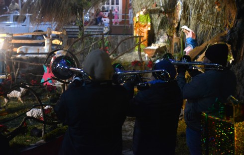 Con música de banda las familias se visitan entre si para darse los buenos días. En esta ocasión fueron alrededor de 10 nacimientos en los diferentes puntos del municipio.
