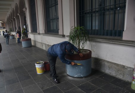 Aunque el alcalde de Xalapa dijo que la presentación de su 1er Informe no debe verse como el <em> Día del  Alcalde</em>, se da una manita de gato al Palacio, para recibir a las visitas.   