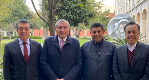 Ahí coincidió con los gobernadores de Chiapas, Rutilio Escandón; Oaxaca, Salomón Jara; el Secretario de Gobernación, Lic. Adán Augusto; el Almirante Secretario de Marina, Rafael Ojeda; entre otros altos funcionarios del gabinete presidencial.
