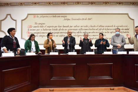 Los integrantes del Cabildo de Xalapa, en Sesión Ordinaria celebrada este lunes, aprobaron la adquisición de concreto MR48 con una inversión de 6 millones de pesos provenientes de participaciones federales, mismo que  permitirá atender diversas demandas ciudadanas en materia de infraestructura vial y mejorará las condiciones de distintas calles y avenidas del municipio.