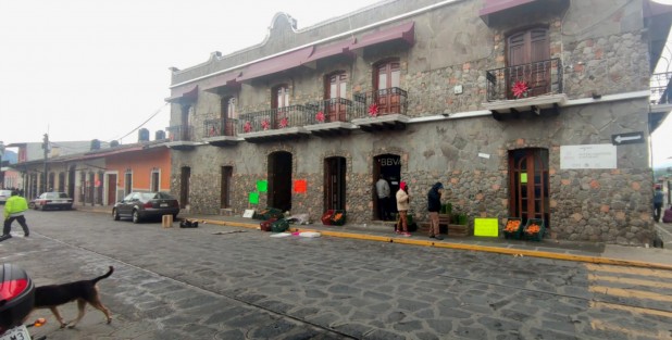  Comerciantes informales de Xico, quienes fueron desalojados de la calle Independencia, continuaron su protesta frente al Palacio Municipal, exigiendo les paguen la mercancía que les quitaron. Solicitaban ser atendidos por el Alcalde. Posteriormente cerraron las calles Hidalgo y Venustiano Carranza de esa ciudad.

