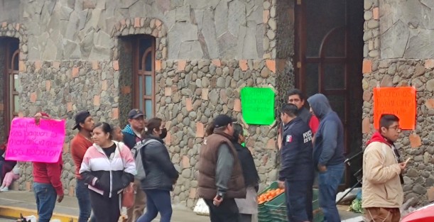  Comerciantes informales de Xico, quienes fueron desalojados de la calle Independencia, continuaron su protesta frente al Palacio Municipal, exigiendo les paguen la mercancía que les quitaron. Solicitaban ser atendidos por el Alcalde. Posteriormente cerraron las calles Hidalgo y Venustiano Carranza de esa ciudad.

