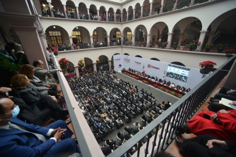 En sesión de cabildo realizada en en el patio central del Palacio Municipal de Xalapa, el alcalde Ricardo Ahued Bardahuil presentó su 1er. Informe  al frente de la administración municipal 2022- 2025. 