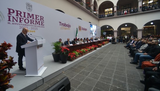 En sesión de cabildo realizada en en el patio central del Palacio Municipal de Xalapa, el alcalde Ricardo Ahued Bardahuil presentó su 1er. Informe  al frente de la administración municipal 2022- 2025.  