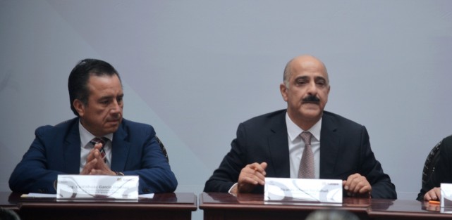 Asistieron a la presentación del 1er. Informe de Gobierno del alcalde Ricardo Ahued, el Gobernador Cuitláhuac García Jiménez, así como diputados locales y la senadora Gloria Sánchez, funcionarios estatales y empresarios. 