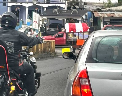 Comerciantes ambulantes afectados por personal de comercio del Ayuntamiento de Xico, después de no recibir respuesta del alcalde, Luis Yoval Maldonado, optaron por bloquear la carretera en el puente de San Marcos y Las Puentes. 