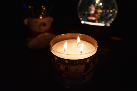 Es importante no dejar encendidas veladoras ni las velas aromáticas que se usan en esta temporada, no colocarlas en candelabros con adornos ni flores y evitar que la llama arda a menos de dos pulgadas del candelero.