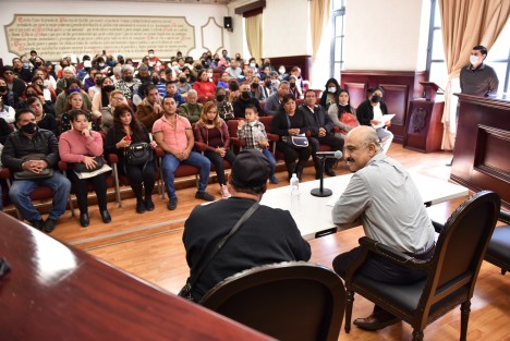  Por su política de puertas abiertas y las más de 11 mil audiencias ciudadanas para escuchar de primera mano las necesidades de las personas, representantes de distintas colonias reconocieron las acciones del Gobierno Municipal en su primer año de labores. 


