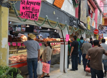 Comercios del centro de la ciudad ya tienen todos los productos de fin de año, pero a decir de los comerciantes,  por ahora no están llegando mucha gente, pese a estar a 2 días de concluir 2022.