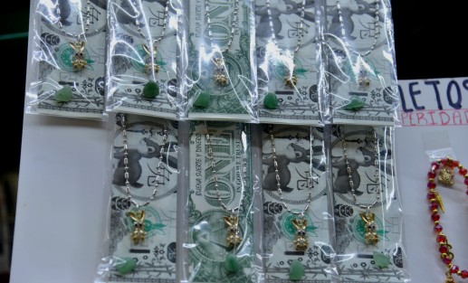 Locatarios del mercado Jáuregui venden todo tipo de amuletos para las personas creyentes en los símbolos chinos y otras culturas.Destaca en esta ocasión que la imagen del Horóscopo Chino es un conejo, el cual ya es comercializado,imágenes, pulseras, collares, monedas entre otros para atraer la abundancia y el éxito, esto pese a que el año chino iniciará el 22 de enero.