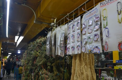 Locatarios del mercado Jáuregui venden todo tipo de amuletos para las personas creyentes en los símbolos chinos y otras culturas.Destaca en esta ocasión que la imagen del Horóscopo Chino es un conejo, el cual ya es comercializado,imágenes, pulseras, collares, monedas entre otros para atraer la abundancia y el éxito, esto pese a que el año chino iniciará el 22 de enero.
