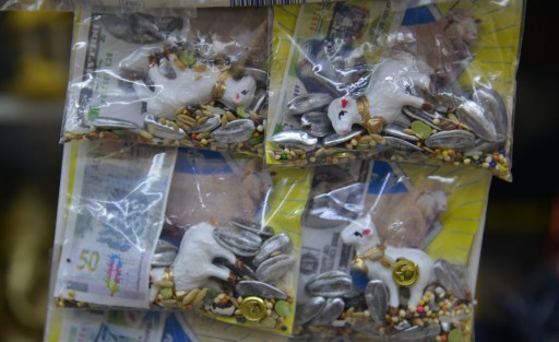Locatarios del mercado Jáuregui venden todo tipo de amuletos para las personas creyentes en los símbolos chinos y otras culturas.Destaca en esta ocasión que la imagen del Horóscopo Chino es un conejo, el cual ya es comercializado,imágenes, pulseras, collares, monedas entre otros para atraer la abundancia y el éxito, esto pese a que el año chino iniciará el 22 de enero.