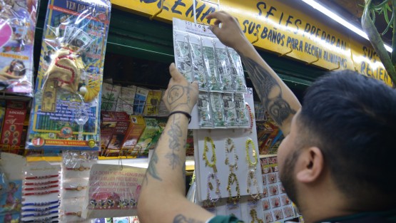 Locatarios del mercado Jáuregui venden todo tipo de amuletos para las personas creyentes en los símbolos chinos y otras culturas.Destaca en esta ocasión que la imagen del Horóscopo Chino es un conejo, el cual ya es comercializado,imágenes, pulseras, collares, monedas entre otros para atraer la abundancia y el éxito, esto pese a que el año chino iniciará el 22 de enero.