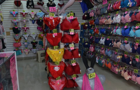 La ropa interior roja y amarilla ya se ha vuelto un tradición entre los que quieren atraer el amor o dinero para el próximo año 2023. 