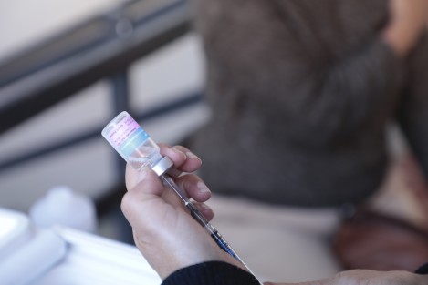 Continuando con el Programa Nacional de Vacunación de Prevención contra COVID-19 de la Temporada Invernal, la Secretaría de Salud estará aplicando la vacuna Abdalá del 2 al 6 de enero a la población mayor de 18 años que requiera refuerzo o el esquema completo en los centros de salud de más de 63 municipios.