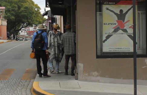 La tradición de salir a cantar y bailar con El Viejo, se mantiene viva por los jóvenes en Xalapa. Por el centro de la capital se pudo ver a los diferentes grupos pidiendo su Limosna. 