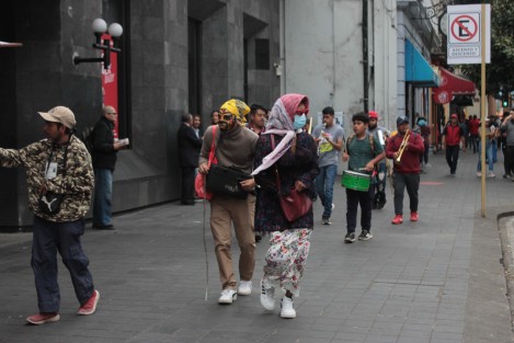 La tradición de salir a cantar y bailar con El Viejo, se mantiene viva por los jóvenes en Xalapa. Por el centro de la capital se pudo ver a los diferentes grupos pidiendo su Limosna. 