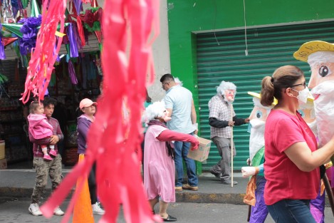 La tradición de salir a cantar y bailar con El Viejo, se mantiene viva por los jóvenes en Xalapa. Por el centro de la capital se pudo ver a los diferentes grupos pidiendo su Limosna. 