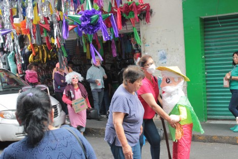 La tradición de salir a cantar y bailar con El Viejo, se mantiene viva por los jóvenes en Xalapa. Por el centro de la capital se pudo ver a los diferentes grupos pidiendo su Limosna. 