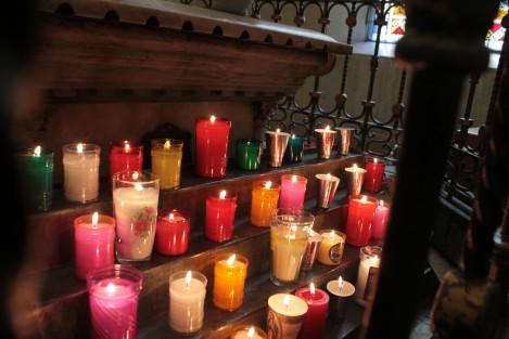 Con muchas velas encendidas, católicos esperan el 2023.