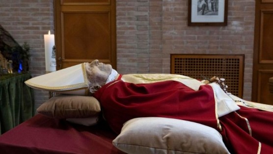 El  cuerpo de Benedicto XVI se encuentra ahora, en la capilla de la Mater Ecclesiae, junto a un pesebre, vistiendo ornamentos rojos. De momento no hay visitas previstas. Desde mañana a las 9 de la mañana, hora de Roma, y durante otros tres días, hasta el funeral del 5 de enero, el cuerpo estará expuesto en la basílica de San Pedro para la veneración de los fieles. Vatican News
