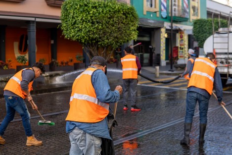 Mientras la mayoría de xalapeños aún dormían, personal de Limpia Pública, Imagen Urbana y Medio Ambiente iniciaron 2023 laborando con entusiasmo. 