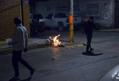 Con la quema de viejos y de mucha pirotecnia, xalapeños  de colonias de la periferia de la capital del estado festejaron el inicio de 2023.