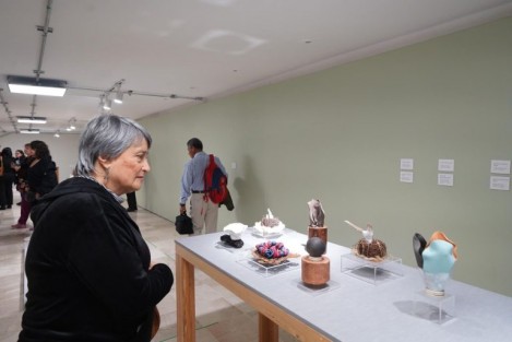 El Instituto Veracruzano de la Cultura, a través de la Pinacoteca Diego Rivera, invita a disfrutar de la exposición Ceremonia Creativa, obra reciente de la ceramista Mariana Velázquez, que puede visitarse de manera gratuita de martes a domingo, en horario de 10:00 a 18:00 horas.
