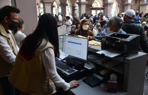 Para cumplir con sus obligaciones y como reflejo de la confianza en esta administración municipal, cientos de personas en su mayoría adultos mayores se dieron cita en el Palacio Municipal para realizar el pago del Predial y Derecho de Limpia Pública 2023.