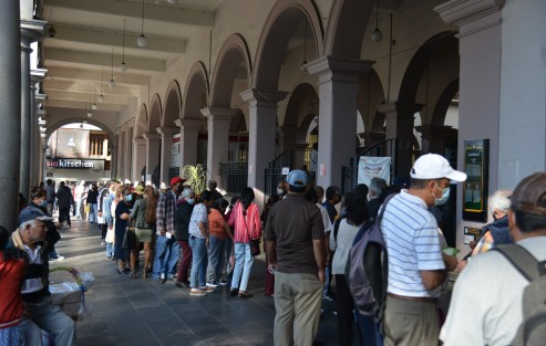 Para cumplir con sus obligaciones y como reflejo de la confianza en esta administración municipal, cientos de personas en su mayoría adultos mayores se dieron cita en el Palacio Municipal para realizar el pago del Predial y Derecho de Limpia Pública 2023.