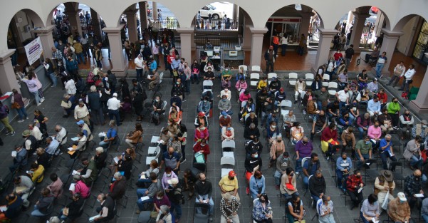 Para cumplir con sus obligaciones y como reflejo de la confianza en esta administración municipal, cientos de personas en su mayoría adultos mayores se dieron cita en el Palacio Municipal para realizar el pago del Predial y Derecho de Limpia Pública 2023.
