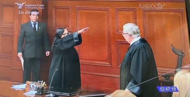  Al asumir el encargo, la Ministra Piña, primera mujer que preside el Alto Tribunal, manifestó sentirse honrada, comprometida, responsabilizada moralmente a representar al Poder Judicial de la Federación, con convicción y entrega, con pasión y honestidad, como lo he intentado hacer los últimos 34 años de su vida.