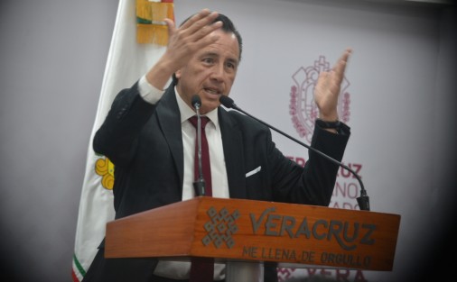 Cuestionado sobre los homicidios de funcionarios de la zona centro de la entidad, sin señalamientos directos, los relacionó a delincuencia organizada; recordando que él mismo en ocasiones ha advertido evitar relacionarse con personas de la delincuencia organizada. 