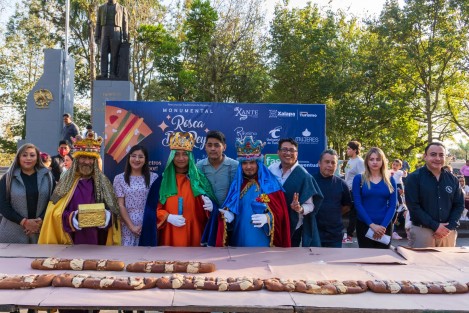 Xante; Turismo, Cultura y Sociedad; Universidad de Turismo y Rikeiro; Panadería Artesanal y Pastel en coordinación con VisitaXalapa llevaron a cabo la elaboración de 800 metros de sabor con la monumental Rosca de Reyes en el parque Juárez de Xalapa.
