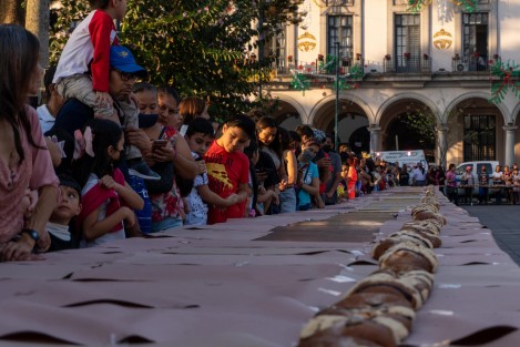 Xante; Turismo, Cultura y Sociedad; Universidad de Turismo y Rikeiro; Panadería Artesanal y Pastel en coordinación con VisitaXalapa llevaron a cabo la elaboración de 800 metros de sabor con la monumental Rosca de Reyes en el parque Juárez de Xalapa.
