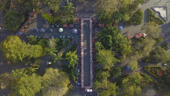Xante; Turismo, Cultura y Sociedad; Universidad de Turismo y Rikeiro; Panadería Artesanal y Pastel en coordinación con VisitaXalapa llevaron a cabo la elaboración de 800 metros de sabor con la monumental Rosca de Reyes en el parque Juárez de Xalapa.

