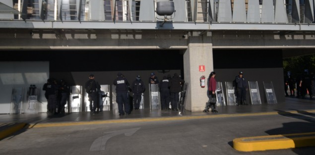 Policías estatales continúan resguardando la Torre Olmo, donde están las oficinas del extinto Tribunal Estatal de Justicia Administrativa de Veracruz (TEJAV). Esta mañana los ex magistrados pudieron entrar a sus oficinas. Se rumoró que para llevarse sus pertenencias.