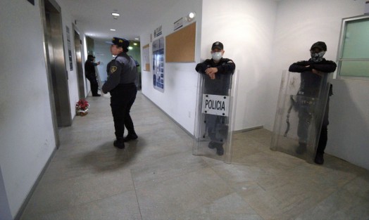 Policías estatales continúan resguardando la Torre Olmo, donde están las oficinas del extinto Tribunal Estatal de Justicia Administrativa de Veracruz (TEJAV). Esta mañana los ex magistrados pudieron entrar a sus oficinas. Se rumoró que para llevarse sus pertenencias.