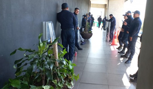 Policías estatales continúan resguardando la Torre Olmo, donde están las oficinas del extinto Tribunal Estatal de Justicia Administrativa de Veracruz (TEJAV). Esta mañana los ex magistrados pudieron entrar a sus oficinas. Se rumoró que para llevarse sus pertenencias.