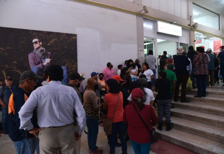 Adultos mayores en compañía de sus familiares acudieron a la sucursal del Banco del Bienestar ubicada en el Pasaje Tanos para cobrar su pensión en ventanilla, o el cajero ubicado.  La fila se extendía por la banqueta de Enríquez, lo que desagradó al administrador del edificio.  