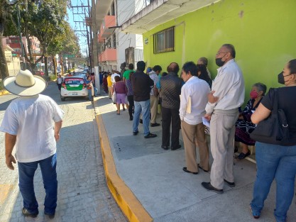 Misma situación de larga fila se vio en la sucursal del Banco del Bienestar de la Av. Murillo Vidal, por donde el delegado Manuel Huerta desde su vehículo pasó gritándoles a los beneficiarios <em>¡ánimo!</em>.