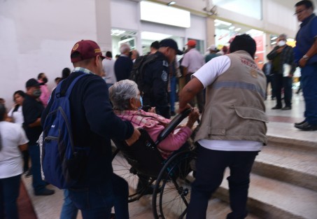 Aunque personal del Banco del Bienestar se esmera en apoyar a personas con discapacidad, es curioso que las sucursales no cumplan con las normas básicas de apoyo a la movilidad de este sector, uno de los beneficiarios. 