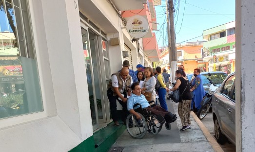 Aunque personal del Banco del Bienestar se esmera en apoyar a personas con discapacidad, es curioso que las sucursales no cumplan con las normas básicas de apoyo a la movilidad de este sector, uno de los beneficiarios. 