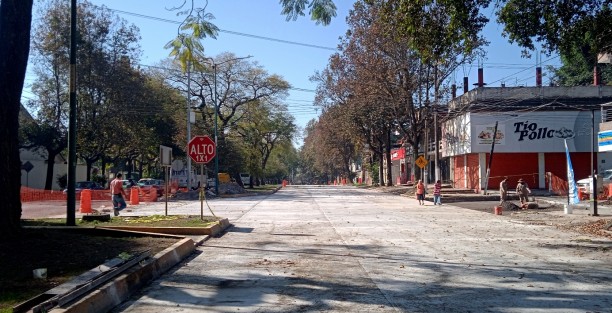 Automovilistas de la zona de la Avenida Ruiz Cortines de la capital se encuentran desesperados por utilizar ya los tramos de la vía que ya están concluidos, sin embargo las obras continúan en otros.