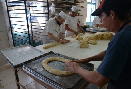 Desde hace unos días, las panaderías de la capital veracruzana, como las de todo el país, se avocan a la elaboración de las tradicionales Roscas de Reyes, que aunque se parten el 6 de enero, en los hechos se disfrutan con varios días de anticipación y posteriores a la fecha. 